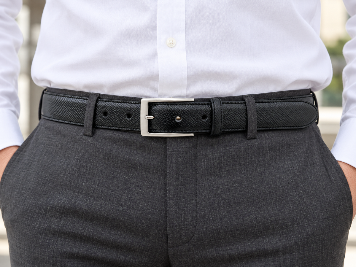 SD023 Mブラックの着用イメージ。白シャツを整えてタックインし、30mmの細かなシボと角型金具が見える腰元。