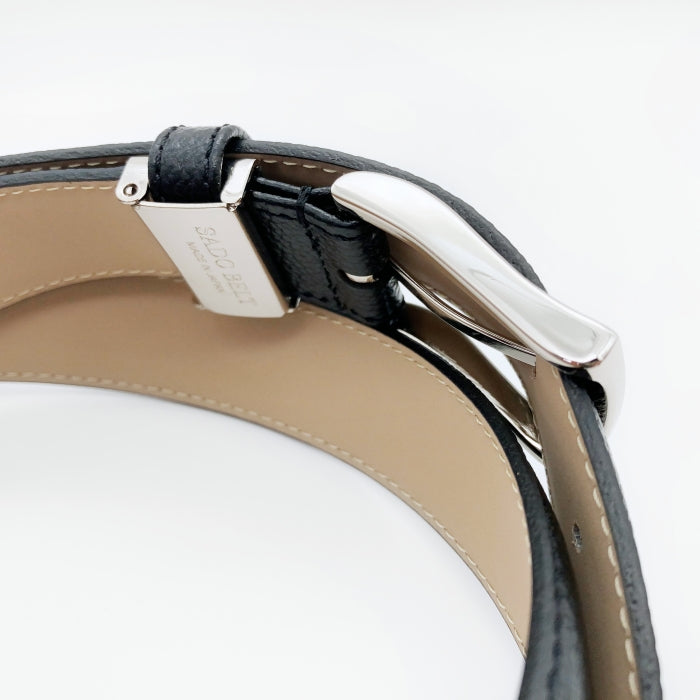 SD022 ブラック バックル裏のSADO BELT刻印プレートとベージュの裏地