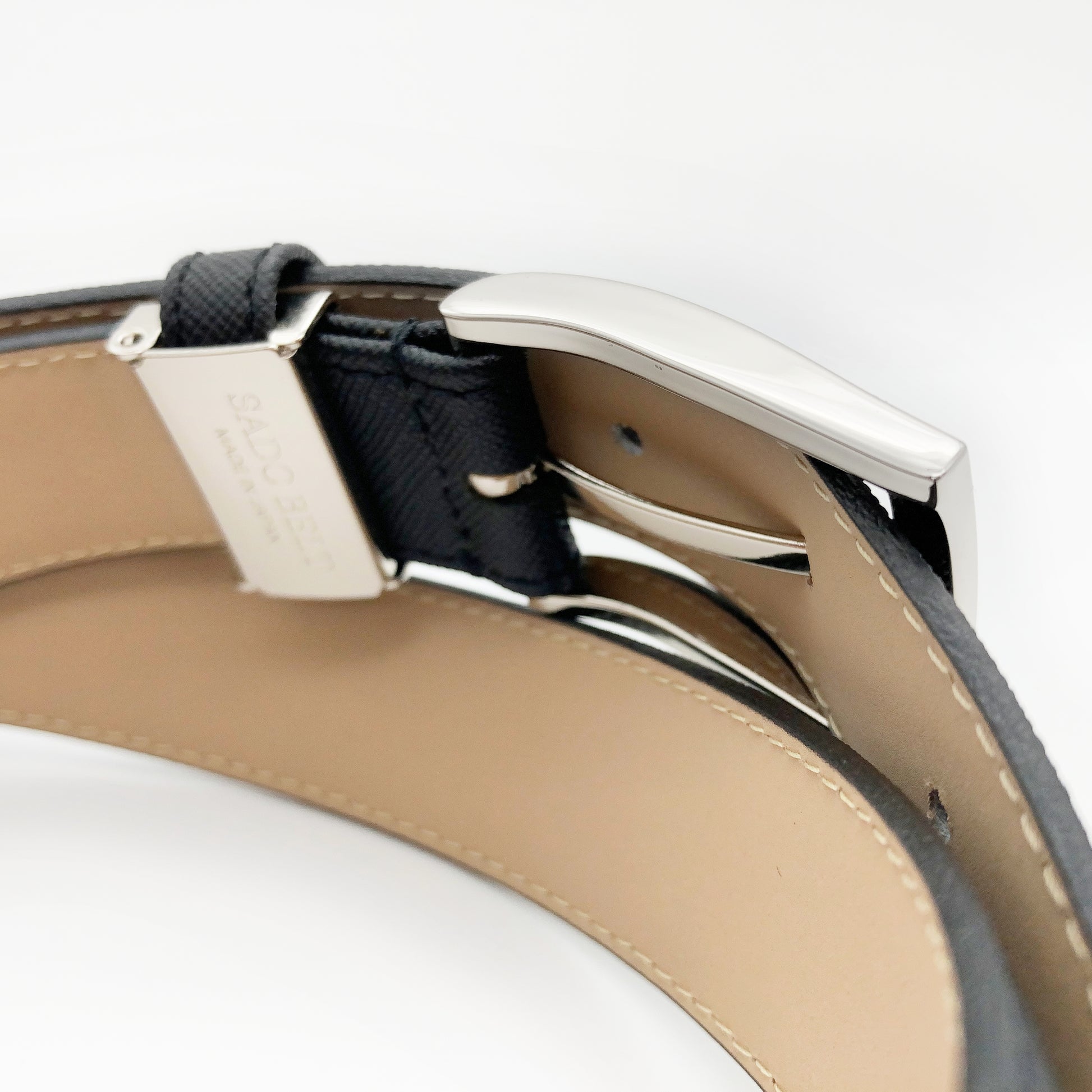 SD019 バックル裏側とSADO BELT刻印入りループ金具の拡大