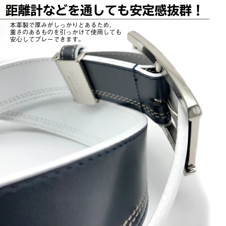 距離計など重い小物を通しても安定するという説明図 ネイビーのバックル裏側